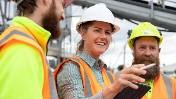 3 techniciens veolia, hommes et femme en gros plan